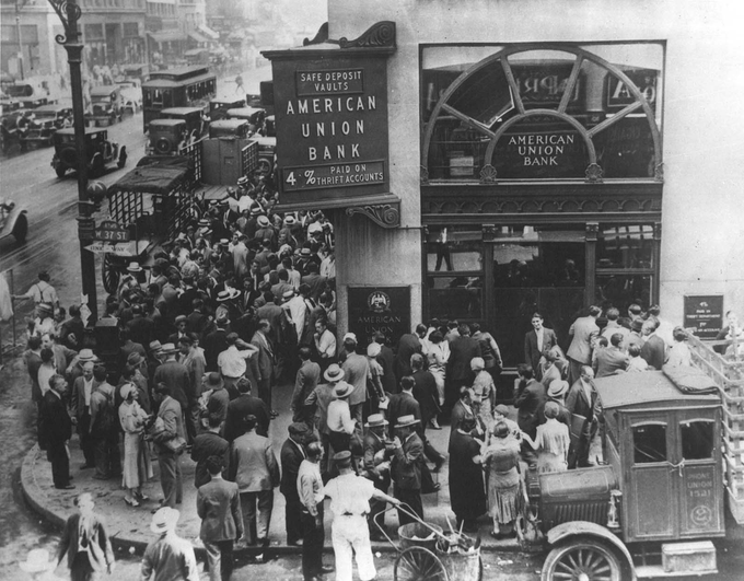 A black-and-white photograph shows a large crowd gathered outside the "American Union Bank," with signs reading "Safe Deposit Vaults" and "4% on Thrift Accounts," depicting a historical bank run. The image illustrates the post's message about the risks of traditional banking, as panicked depositors attempt to withdraw their funds—a vulnerability that bitcoin proponents argue is mitigated by holding assets outside the banking system.
