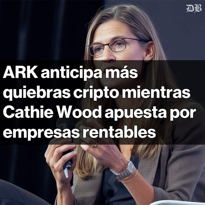 A news graphic with the headline 'ARK anticipa más quiebras cripto mientras Cathie Wood apuesta por empresas rentables' showing a woman with glasses speaking into a microphone.