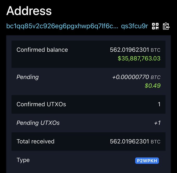 Screenshot of a Bitcoin address (bc1qq85v2c926eg6pgxhhwp6q7lf6c…qs3fcu9r) showing a confirmed balance of 562.01962301 BTC (~$35.8 million) held in a single UTXO, with one additional pending UTXO of +0.00000770 BTC, illustrating the consolidation step described in the post about stolen funds from Coldcard hardware wallet users being moved and aggregated into this address.