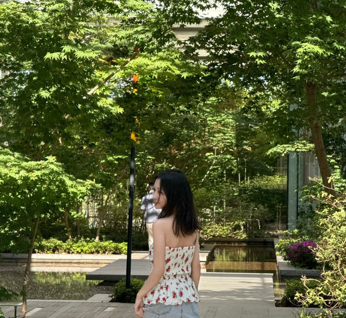 The image features a woman walking down a path surrounded by trees, with her back facing the camera. The scene appears to be set in an urban environment or park-like setting, as there are potted plants visible nearby. The photo has been captioned "话说我发现最近喜欢和新的一种人交朋友", which suggests that the woman is described as a person who has recently met someone new, possibly at an event or gathering.

The image also includes text about web3 and people's opinions on it, indicating that there might be a discussion or review of this particular topic. The captioned photo seems to be related to the post in some way, but without more context, it is not possible to determine the exact connection between the woman walking down the path and the web3 discussion.