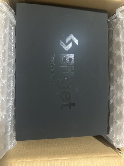 A black Billicat branded box ("Trade smarter") sits inside a shipping box surrounded by bubble wrap.