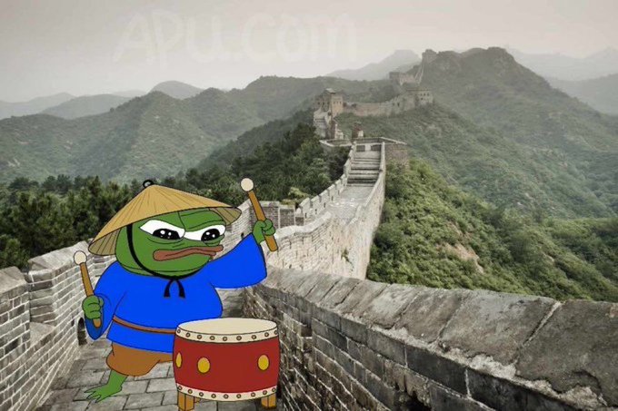 An edited image featuring the "Pepe the Frog" cartoon character wearing a bamboo hat and playing a drum, superimposed over a photograph of the Great Wall of China, with "APU.COM" faintly visible at the top.