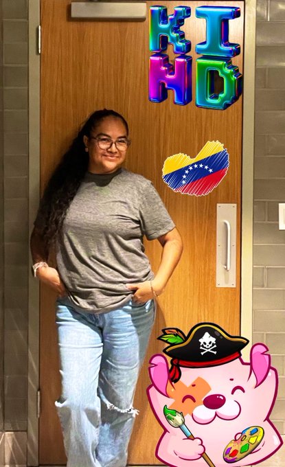 A young woman with long dark hair and glasses posing by a door, with decorative stickers including 'HI HI' balloons, a Venezuelan flag heart, and a pink cartoon pirate cat character added to the image.