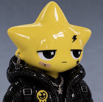 A yellow star-headed figurine with star eyes, wearing a black leather jacket adorned with star accessories and chains.