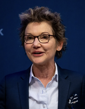 Mary Daly, President of the San Francisco Federal Reserve, speaking at an event, with the post highlighting her comments on how an end to the Middle East war could ease inflation pressures while cautioning that heavy borrowing and tech spending may keep demand and inflation elevated, requiring continued Fed monitoring.