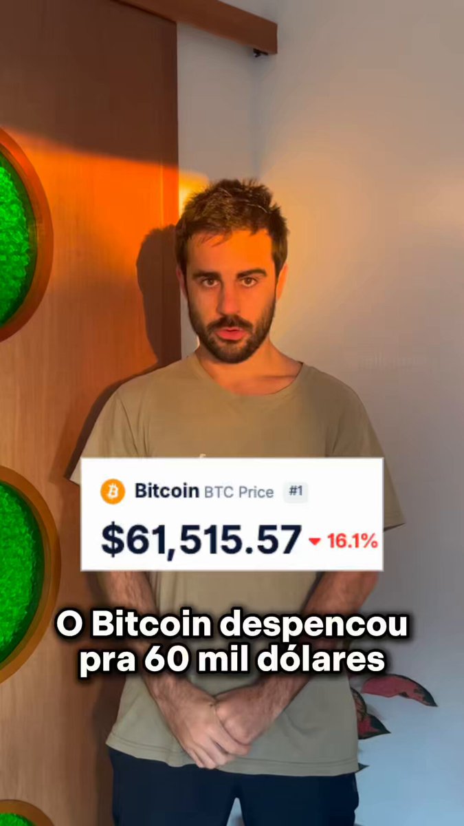 The image features a man standing against a backdrop with a sign that reads "O BICO DE PESPENDO". This sign has information about Bitcoin prices, specifically stating that someone is asking if Bitcoin has depeneded significantly on $MSTR shareholders' meeting day. The photo focuses on this sign and the man's stance in relation to it.