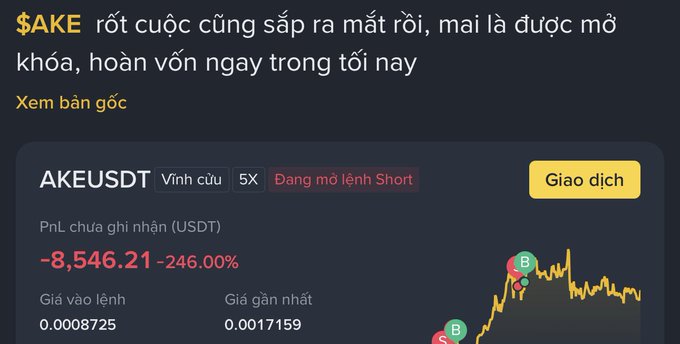 Trading app screenshot showing a losing Short position on $AKEUSDT token with -246.00% loss (-8,546.21 USDT), entry price 0.0008725 and recent price 0.0017159, with Vietnamese commentary about the token about to launch and potential capital recovery.