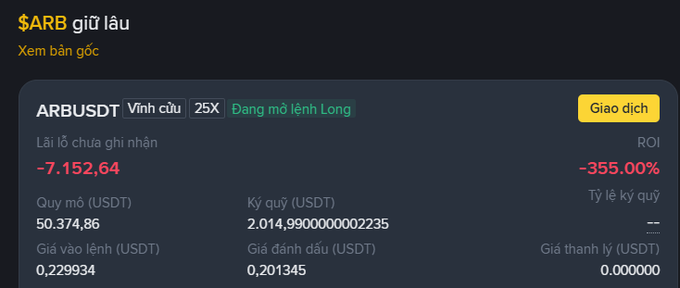 A Vietnamese trading interface showing an ARBUSDT perpetual contract position with a -355% ROI and -7,152.64 in unrealized losses, currently placing a long order.