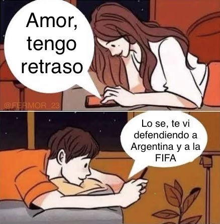 A two-panel comic by @FERMOR_23 where a girl texts 'Amor, tengo retraso' (Love, I'm late) and a boy responds 'Lo se, te vi defendiendo a Argentina y a la FIFA' (I know, I saw you defending Argentina and FIFA).