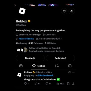 The image shows the official Roblox X (formerly Twitter) account replying to @ePotionLevel with "10m" and the message "Replying to @ePotionLevel the group chat of robloxians," receiving 14 likes, 982 views, and 16 retweets from their 8.1M followers. This visual confirms the accompanying post's claim that Roblox's official account engaged with the $ROBLOXIANS community for the first time, marking a notable interaction between the gaming platform and a Roblox-themed token.