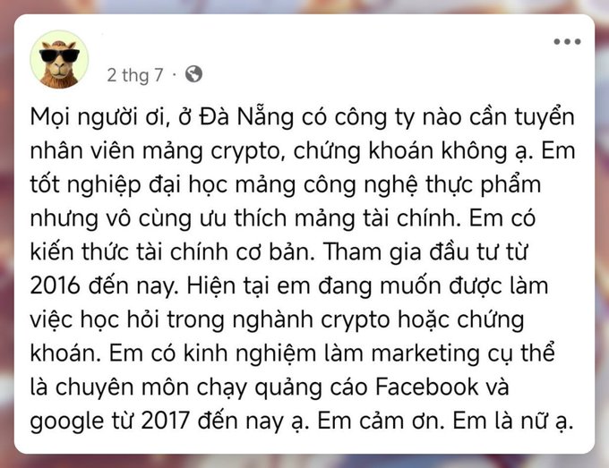 A Facebook post in Vietnamese asking if any crypto or stock company in Đà Nẵng is hiring, written by a woman with marketing experience and basic financial knowledge.