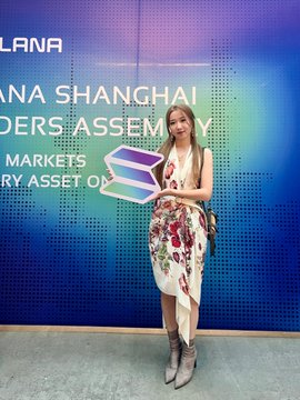 A woman in a white floral dress poses in front of a "Solana Shanghai Leaders Assembly" backdrop with text about "Bull Markets" and "Every Asset On," tying the post's gratitude to the Solar community and Mama Sheep (@1cryptosheep) during a deep bear market.