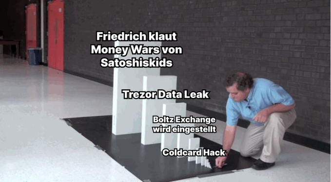 A meme showing a man setting up dominoes labeled with various Bitcoin-related events including 'Friedrich klaut', 'MoneyWars von SatoshiKids', 'Trezor Data Leak', 'Boltz Exchange wird eingestellt', and 'Coldcard Hack'.