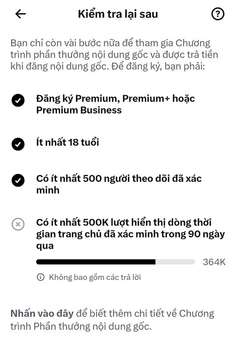 A Vietnamese mobile screenshot titled 'Kiểm tra lại sau' listing requirements to join the Creator Rewards Program, showing completed checkmarks for Premium subscription, being 18+, and 500+ followers, with an unchecked requirement of 500K views in the last 90 days (showing a progress bar at 364K).