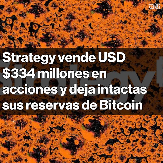 A news graphic with an orange, abstract background and the 'Strategy' logo features Spanish text reading: "Strategy vende USD $334 millones en acciones y deja intactas sus reservas de Bitcoin."