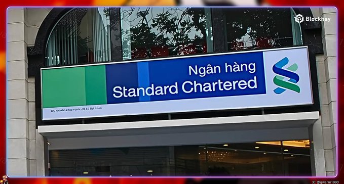 An exterior photo shows a Standard Chartered bank signage in English and Vietnamese ('Ngân hàng Standard Chartered') at a city branch.