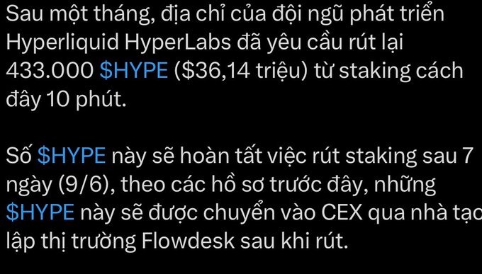 A Vietnamese text announcement on a dark background stating that the Hyperliquid HyperLabs development team has requested to unstake 433,000 $HYPE (~$36.14M) about 10 minutes ago, with the unstaking expected to complete in 7 days (6/9) and the tokens likely being transferred to a CEX via market maker Flowdesk, matching the accompanying post warning about a major HYPE withdrawal by the dev team.