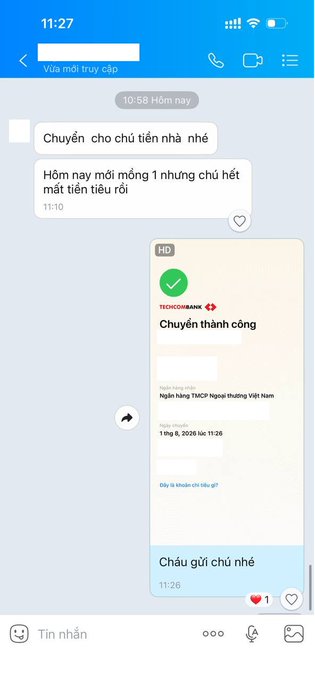 Screenshot of a Vietnamese chat conversation showing money transfer messages with a successful transaction notification from TECHCOMBANK, followed by 'Cháu gửi chú nhé' (Nephew sends to uncle).