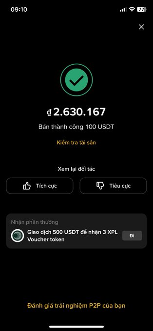 A Binance P2P order confirmation screen showing a successful sale of 100 USDT for ₫2.630.167, accompanied by positive ("Tích cực") and negative ("Tiêu cực") feedback buttons and a reward offer for 3 XPL vouchers. The image illustrates the post's message about securing profits through P2P trading, with the funds now "in the pocket" as cash received from the crypto sale.