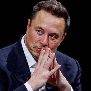 A man in a dark suit with his hands clasped together near his face, appearing deep in thought against a black background, as if contemplating the three potential outcomes of SpaceX's anticipated earnings report. The accompanying post discusses the bull case scenario where $SPCX shares could rise 10-15% to reach $126-$132.