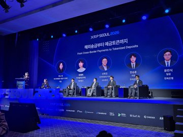 A panel discussion at XRP Seoul 2026 titled "From Cross-Border Payments to Tokenized Deposits," moderated by Jinnie Lee (APAC Sales), features five speakers seated on stage with their names and titles displayed beneath large portrait screens. The event brings together Korean banks and financial institutions to explore how blockchain technology is transforming cross-border payments and enabling tokenized deposits.