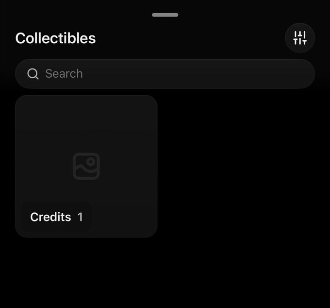 The image shows the "Collectibles" section of the Phantom wallet app displaying only one blank image card labeled "Credits 1," with no actual collectibles visible. This empty display appears to justify the user's frustration, as their items are not showing despite the app indicating one is present.