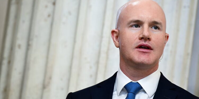 Coinbase CEO Brian Armstrong, shown speaking in the image, projects that Bitcoin could reach $300,000–$400,000 by 2030, while expressing optimism that the U.S. CLARITY Act will advance in September to further unlock crypto market potential.