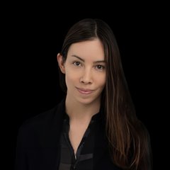 A headshot of macro analyst Lyn Alden, who is quoted in the accompanying post expressing bearish views on most cryptocurrencies outside of Bitcoin and stablecoins.