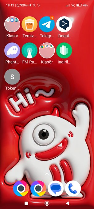 A smartphone home screen displays a vibrant red 3D cartoon monster wallpaper with the text "Hi~" above it, alongside various app icons including Klasör, Temizlik, Telegram, DeepL, FM Radyo, and İndirilenler, with the post praising the new 3D TRON Bull design as visually striking and detailed.