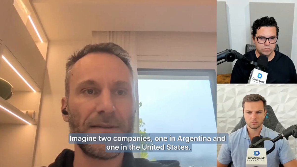 The image shows a man wearing glasses, sitting behind a microphone with a sign that says "Doverport". The man appears to be talking about investing in two companies - one in Argentina and another in the United States. The caption below the image provides information on the gap between the capital raised by these two companies, which is 20-30 times more than the US company. This difference in capital raises questions about how this gap can be closed or why it exists.
