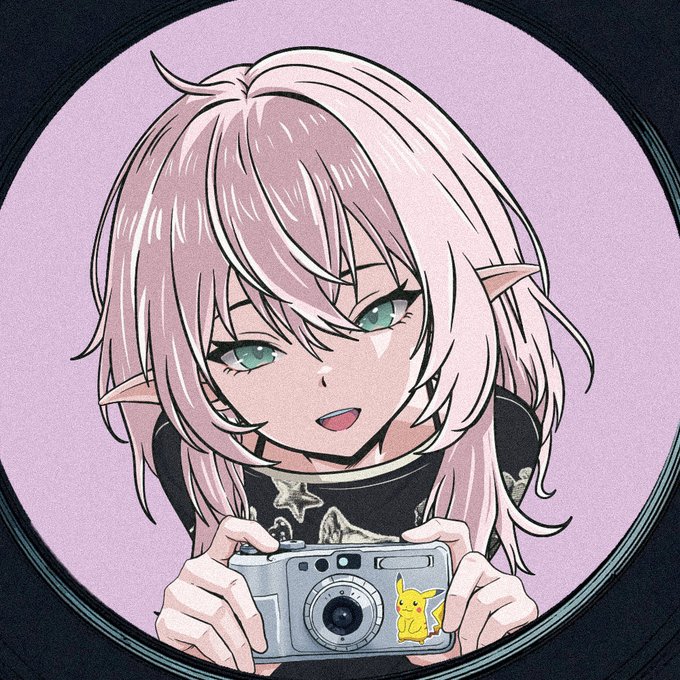 An anime-style illustration of a pink-haired elf character holding a camera with a Pikachu sticker, framed in a circular border.