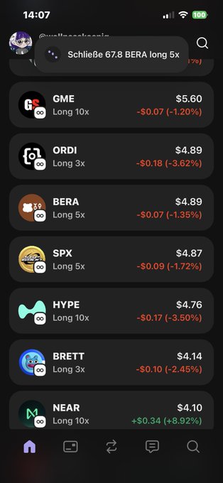 The image shows a phone screen displaying various stock market information, including the names of different stocks and their current prices. The text on the screen reads "Berachain spx verlier Ihrer liegt mehr minus lol". This message is related to the stock market discussion happening in the image.
