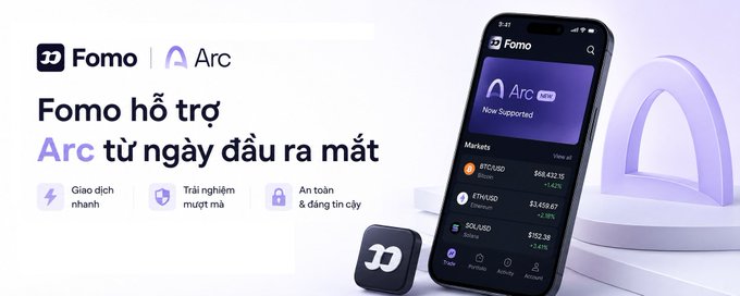 A promotional graphic for the Fomo app announcing support for the Arc blockchain, featuring text in Vietnamese ('Fomo hỗ trợ Arc từ ngày đầu ra mắt') highlighting fast transactions, smooth experience, and security, with an iPhone displaying BTC/USD, ETH/USD, and SOL/USD market prices.