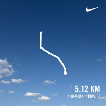 A Nike running app screenshot shows a 5.12 KM route traced on a blue sky with clouds background, with Korean text reading '서울특별시, 대한민국' (Seoul, Republic of Korea).