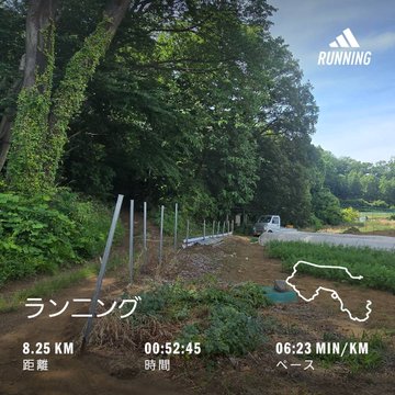The image shows a trail with a fence running through it, surrounded by trees. The trail has a map of the area displayed at the bottom, indicating that this is likely a popular hiking spot or a path for runners. A car can be seen parked nearby on the right side of the image. The post includes text in both Japanese and English, which might provide information about the trail's features, difficulty level, or other relevant details to help hikers and runners plan their journey.
