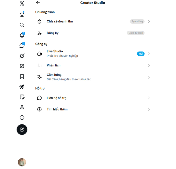 A screenshot of Creator Studio showing program options like 'Chia sẻ doanh thu' and tools like 'Live Studio' and 'Phân tích'.