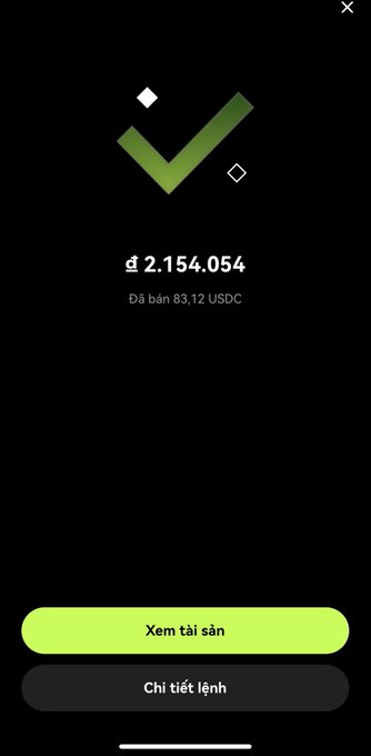 A confirmation screen shows a successful transaction of 2.154.054 ₫ (sold 83.12 USDC), with options to "Xem a lien" or "Chi tiết lệnh." The image visually represents the trading outcome mentioned in the post about recouping capital and profit.