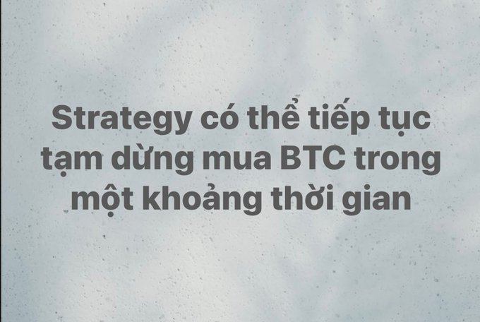 A text slide with a textured gray background displaying Vietnamese text that reads 'Strategy có thể tiếp tục tạm dừng mua BTC trong một khoảng thời gian', translating to 'Strategy may continue to suspend buying BTC for a period of time'.