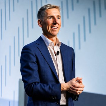 The image shows Matt Hougan, Bitwise's CIO, smiling and gesturing while speaking on stage, illustrating the post's commentary about his prediction that Hyperliquid and Robinhood could lead the next crypto bull run.
