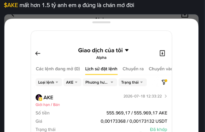 Screenshot of a Vietnamese crypto trading app showing transaction history ('Giao dịch của tôi') for AKE token, with a transaction dated 2026-07-18 for 555,969.17 AKE at price 0.00173368 USDT, accompanied by Vietnamese text 'mất hơn 1.5 tỷ anh em a đúng là chán mớ đời' meaning 'lost over 1.5 billion, fellas, truly tired of life'.