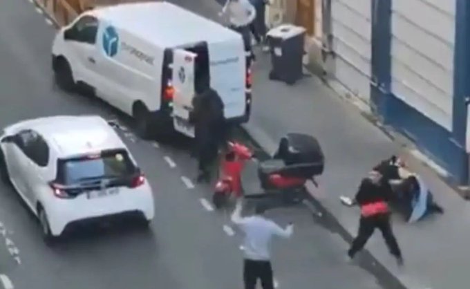 The image shows an elevated view of a violent street altercation involving multiple individuals attacking a person near a fallen scooter in a roadway, with a white van marked "PACKNET" and other vehicles nearby. The accompanying post highlights the alarming rise in "wrench attacks" — physical assaults where criminals use weapons to force crypto holders to unlock their wallets — noting that $124 million was lost in just 6 months across 52 verified incidents, a 12x increase that underscores the real-world dangers of visible crypto wealth.
