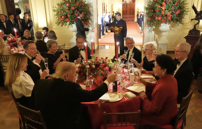 The image shows a formal state dinner at the White House, featuring President Donald Trump raising a toast with several Cabinet members and political figures, including Mark Zuckerberg, Tim Cook, Sundar Pichai, and Bill Gates. The accompanying caption emphasizes that this single table's collective net worth exceeds $15 trillion, illustrating the immense wealth of the tech industry leaders in attendance.