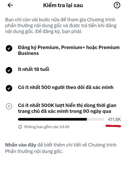 A Vietnamese-language screenshot titled 'Kiểm tra lại sau' shows eligibility requirements for an original content reward program, listing checked criteria for Premium subscription, age 18+, and 500+ verified followers, while highlighting an unmet requirement of 500K concurrent homepage views in 90 days (currently at 411.8K, underlined in red).