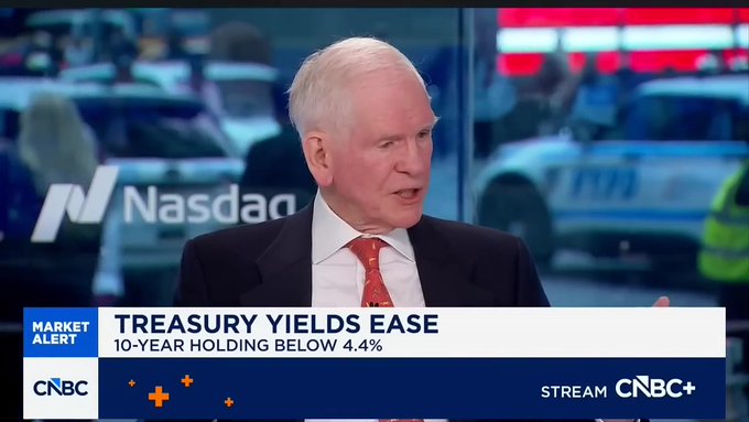 Billionaire investor Jeremy Grantham appears on CNBC, with the network's "Nasdaq" backdrop visible behind him, while a "MARKET ALERT" banner reads "TREASURY YIELDS EASE — 10-YEAR HOLDING BELOW 4.4%." The image is used in a Vietnamese-language post claiming Grantham tried to dismiss crypto on air but exposed his own contradictions.