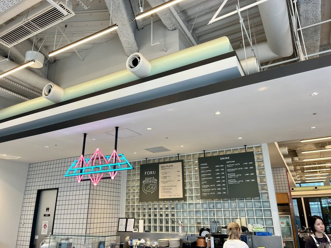 スタートーンプライン#stepn, which is a neon sign with pink triangles and black text that says "stepn" followed by a number.
