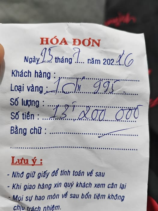A Vietnamese receipt (Hóa đơn) dated 15/7/2026 for gold (vàng) showing 1 chỉ 9.95 quantity for 137,200,000 đồng, with notes about keeping receipts for later calculation and checking upon delivery.