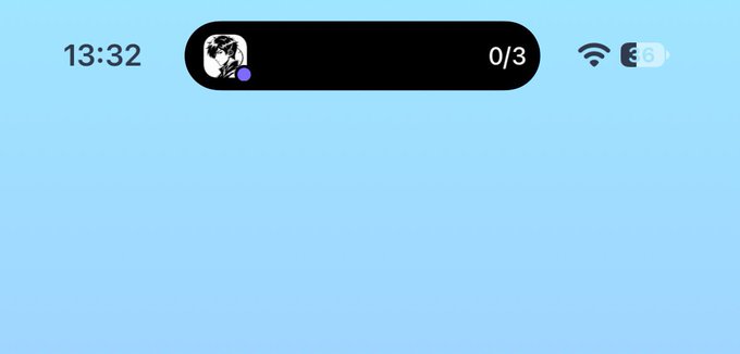 An iOS lock screen showing the time '13:32' on a light blue background, with a notification from an anime-styled profile picture displaying '0/3'.