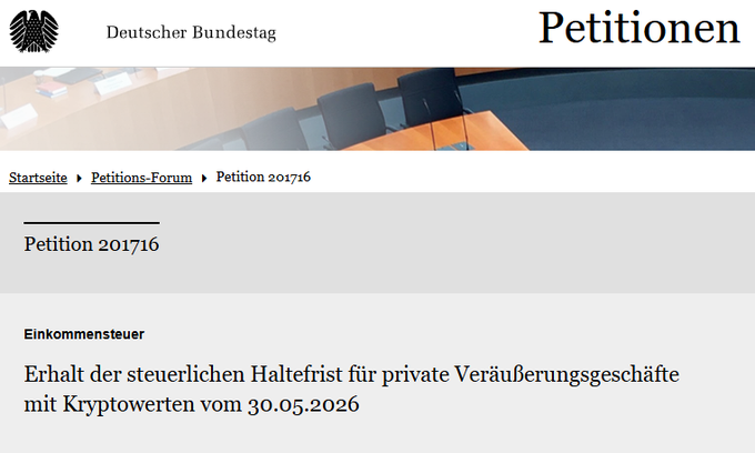 The image shows the official Deutscher Bundestag (German Federal Parliament) Petitions website displaying Petition 201716, titled "Erhalt der steuerlichen Haltefrist für private Veräußerungsgeschäfte mit Kryptowerten" (Preservation of the tax holding period for private disposal transactions with crypto assets), which directly corresponds to the petition referenced in the post about maintaining the one-year holding period for cryptocurrency sales under §23 EStG.