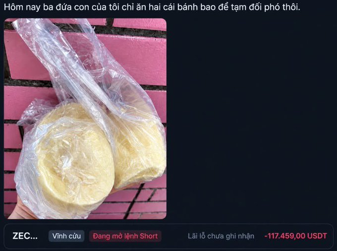 A screenshot of a social media post in Vietnamese showing two yellow steamed buns (bánh bao) in plastic bags held over a pink surface, with a caption translating to 'Today my dad brought my child only two banh bao to eat for breakfast' and a trading interface showing a short position loss of -117,459.00 USDT.
