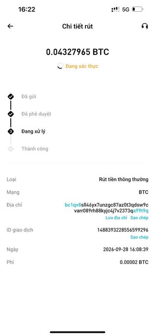 A mobile withdrawal confirmation screen in Vietnamese showing 0.04327965 BTC being processed on the BTC network, with a fee of 0.00002 BTC.